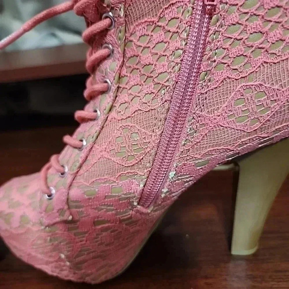 "Peachy Perfection: Charlotte Russe Lace Booties - Size 6" - Picture 13 of 15